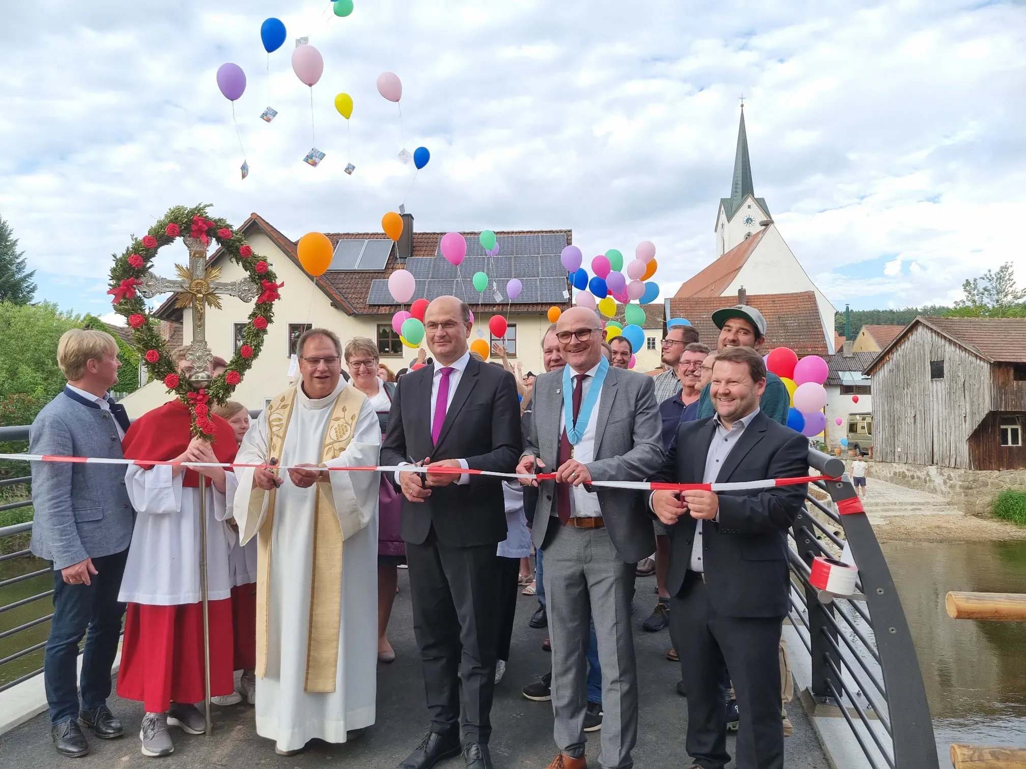 Einweihung der neuen Fuß- und Radwegbrücke in Schwarzhofen