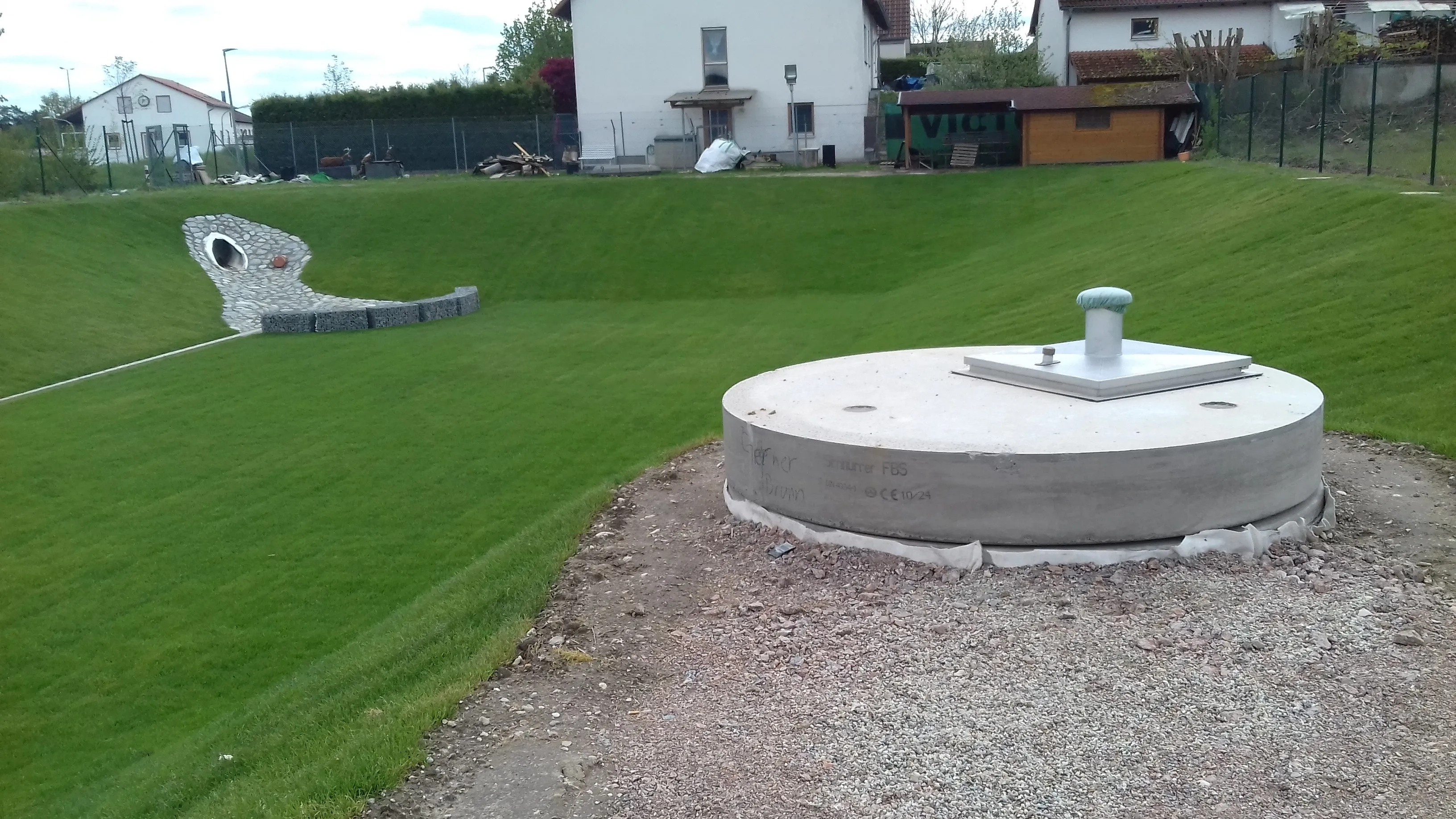 Sicherung einer Doline und Umbau eines Regenrückhaltebeckens in der Gemeinde Brunn